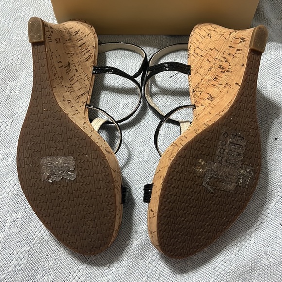 MICAHEL KORS CORK BLACK STRAP HEEL - Picture 3 of 4